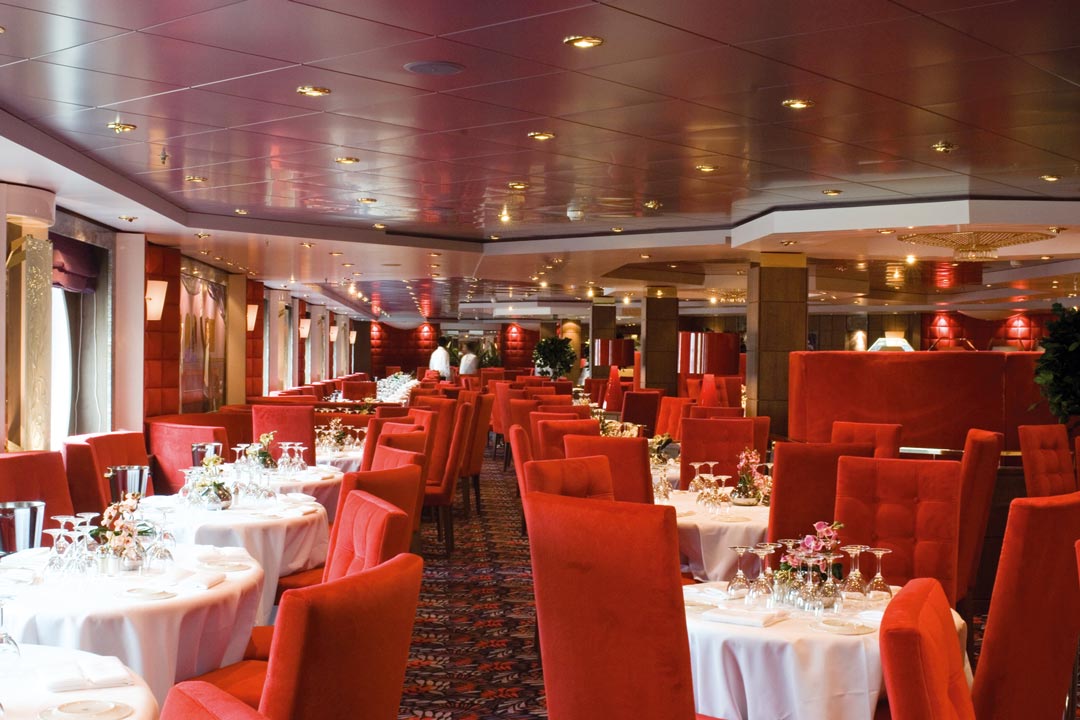 https://cruise-with-points.marriott.com/images/web/71/547/PUB/547-LeMaximsRestaurant.jpg?utm_source=chatgpt.com